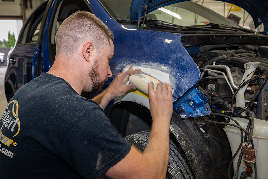 Un technicien qui fait du débosselage