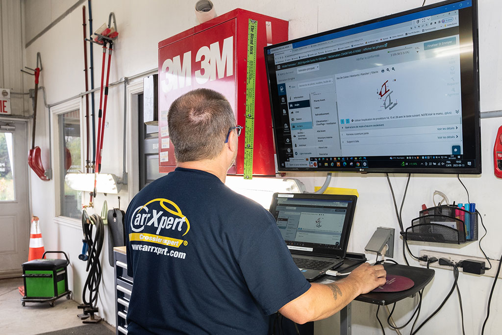 Technicien qui fait une estimation de carrosserie