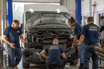 Techniciens qui font de la réparation de collision